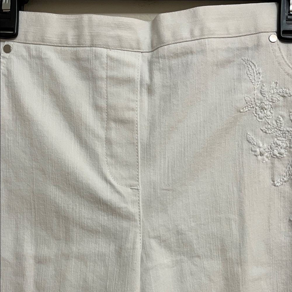 Alfred Dunner Blue Bayou White Capris with Embroidered Detail Elastic Waist 14P - Picture 4 of 14